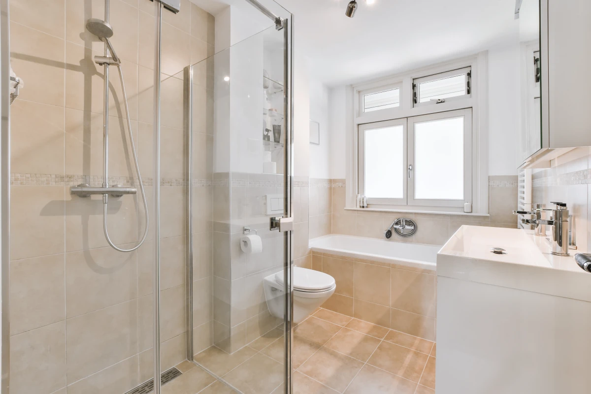 Transformez votre Baignoire en Douche : Nos Astuces pour une Conversion Réussie sans Gros Travaux